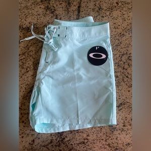Oakley NWT women’s nylon board shorts size 6 - tie waist & Velcro closure